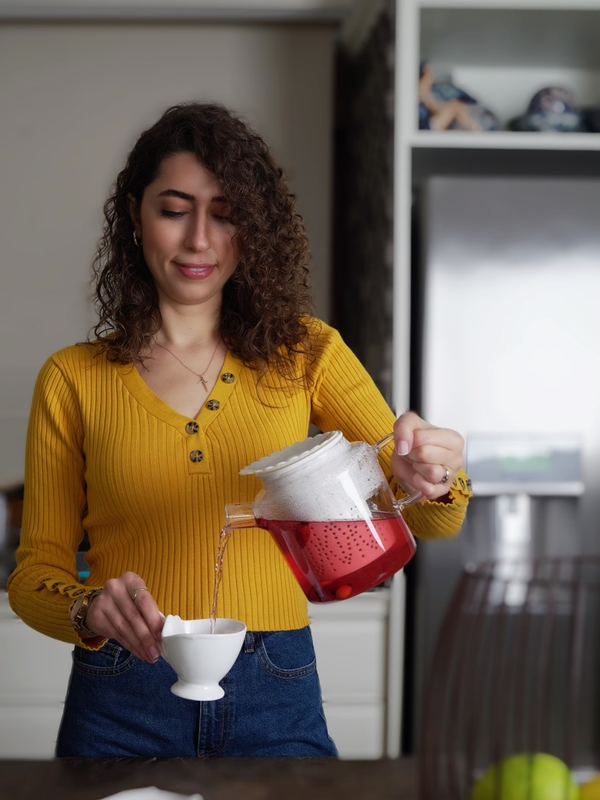 Selen fincana bitki çayı dolduruyor